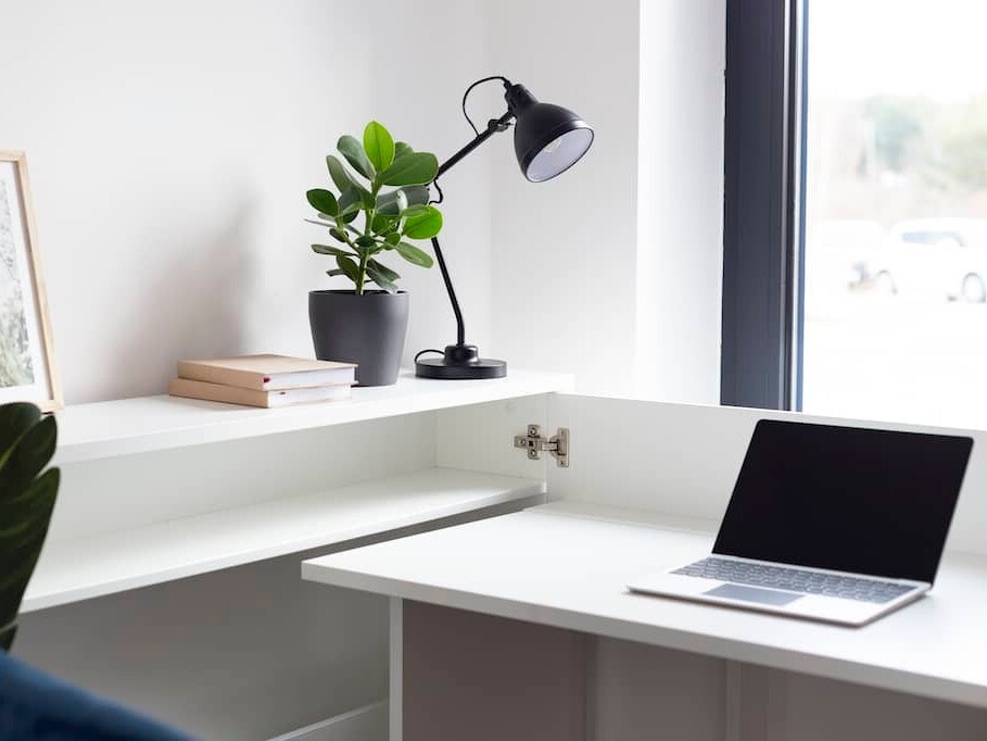 Ugaoni kancelarijski sto Concept Pro Lenart Levfere 101 (Belo + Sjajno belo)