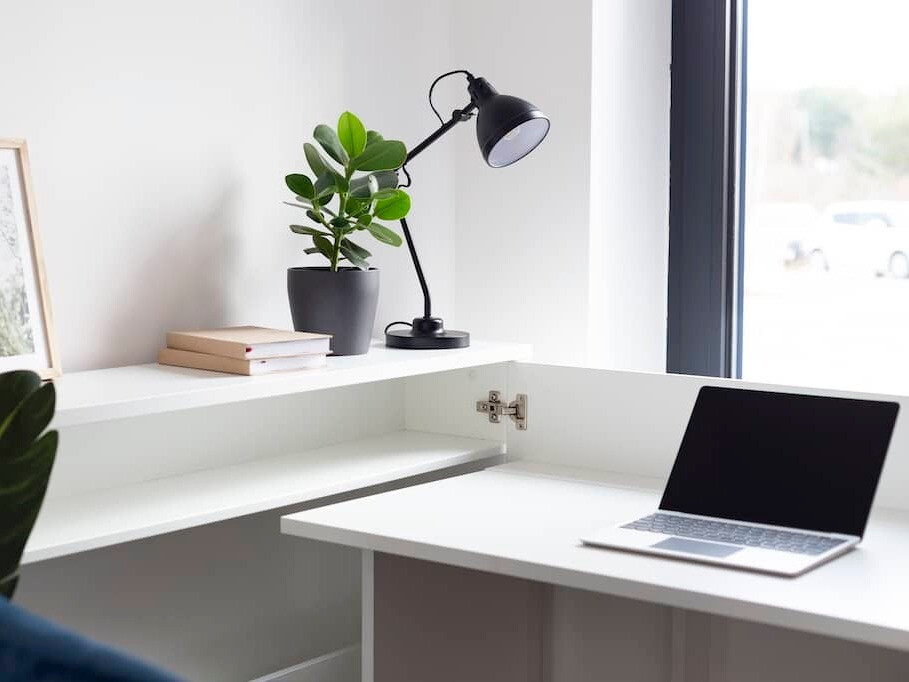 Ugaoni kancelarijski sto Concept Pro Lenart Levfere 101 (Belo + Sjajno belo)