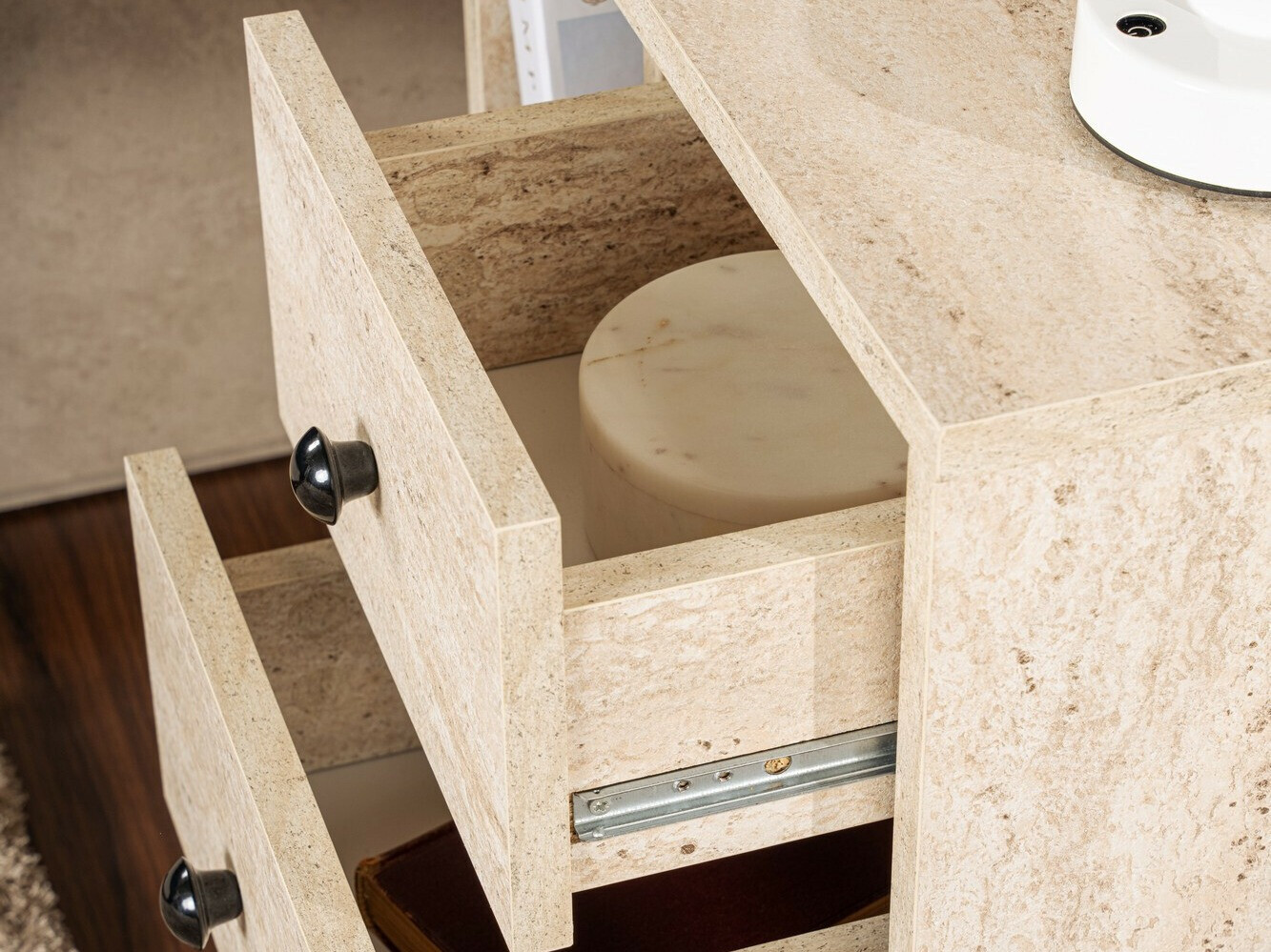 Noćni ormarić Novato 109 (Svetlo Travertine + Zlatna)