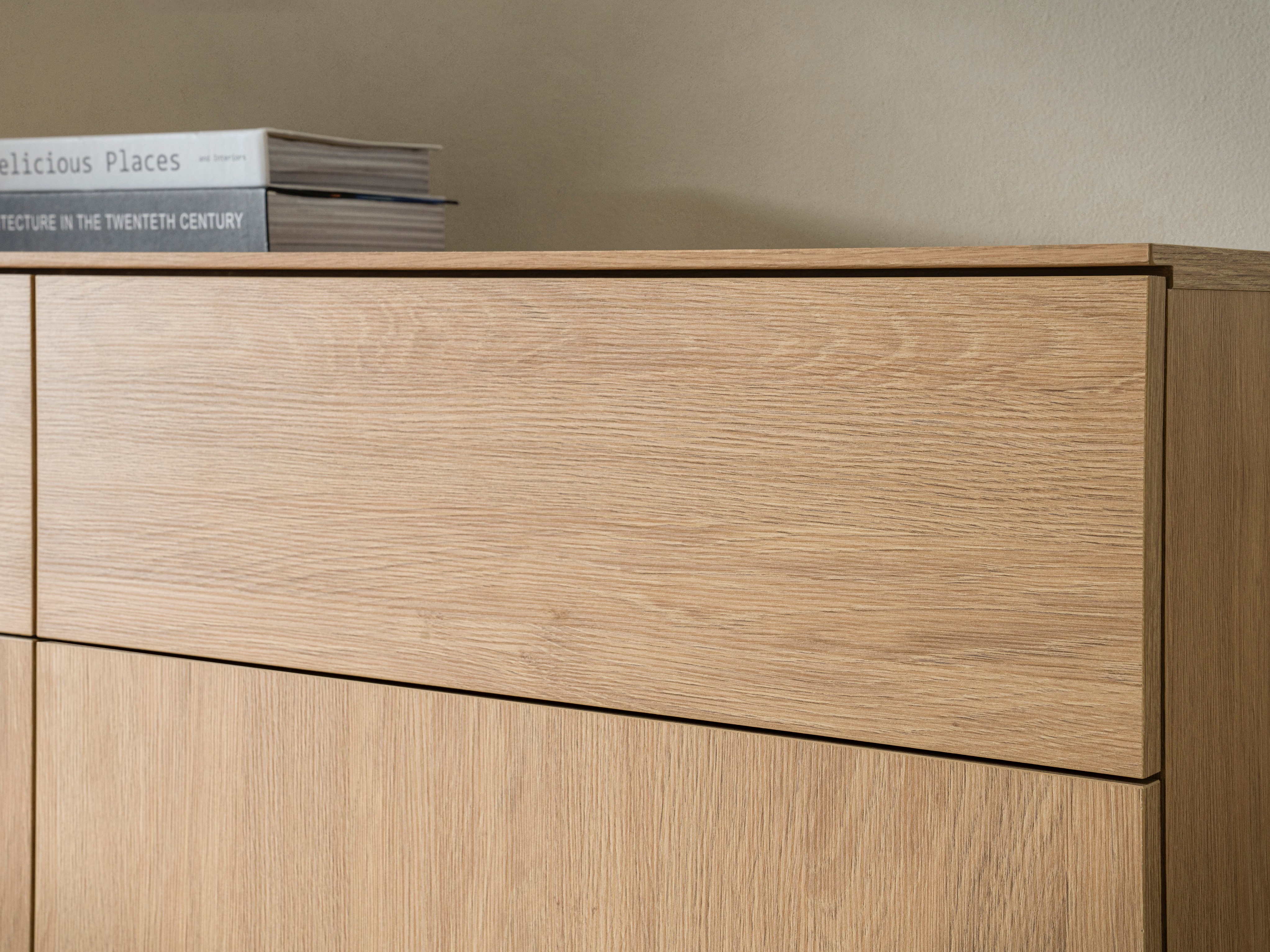 Komoda Bentesa 102